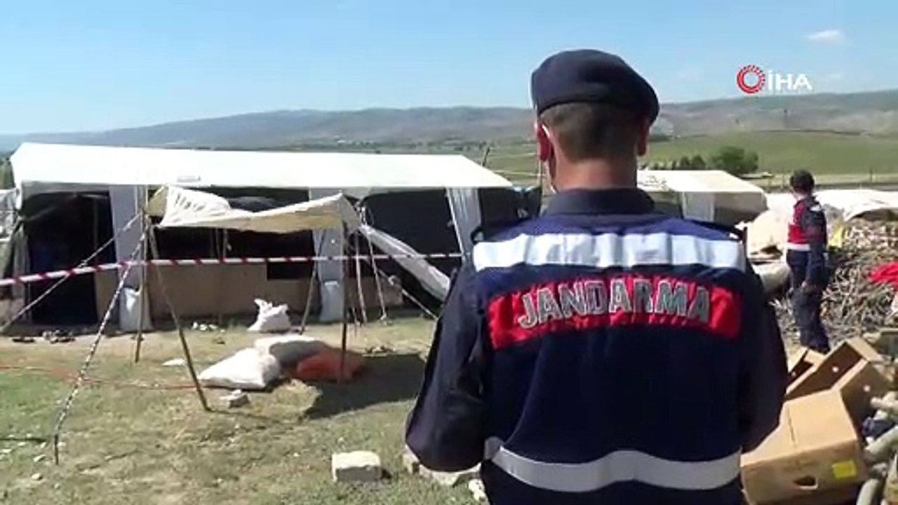 Mevsimlik tarım işçisi aile karantinaya alındı, jandarma çadırın etrafına emniyet şeridi çekti