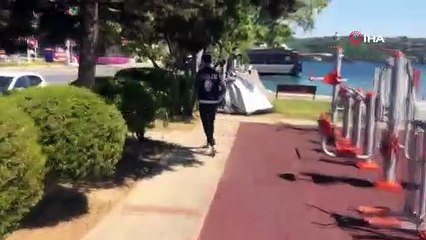 Denize girdiler, polis gelince giyinemeden kaçtılar