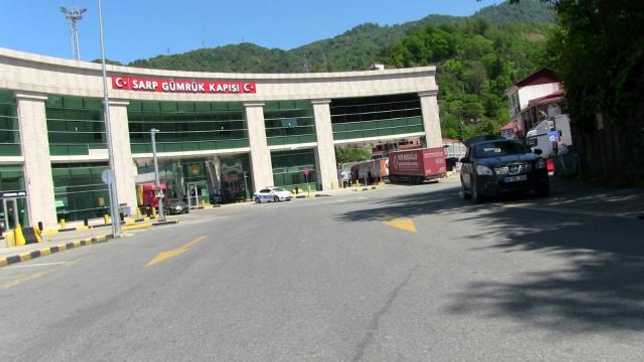- Tır sürücülerinin gözdesi Sarp Gümrük Kapısı'nda geçişleri ikiye katlandı