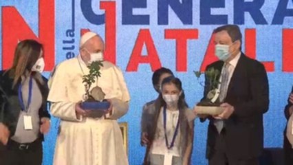 El papa Francisco pide defender la familia y trabajo para jóvenes y mujeres