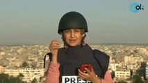 Una periodista interrumpe su emisión en la franja de Gaza mientras cae una bomba de Israel a escasos metros