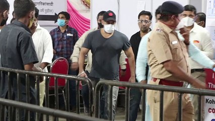 Salman Khan ने भी लगवाई Corona वैक्सीन, भीड़ से बचने के लिए किया ये |FilmiBeat