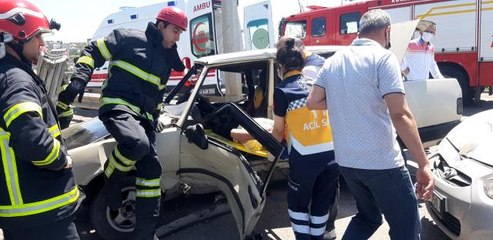 Kaza yapan sürücü araç içinde sıkıştı