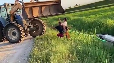 Un tracteur tire une voiture dans un fossé