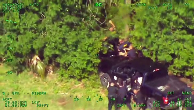 Un homme vole 2 voitures de polices et réussit une course poursuite