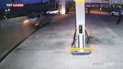 Kontrolden çıkan otomobil akaryakıt istasyonuna daldı