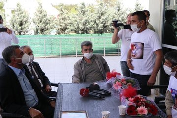 EVLAT NÖBETİNDEKİ AİLELERDEN CHP'Lİ VEKİLE 'HDP' TEPKİSİ