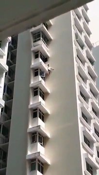 Un adolescent chute d'un immeuble en voulant prendre un selfie mais ça finit bien