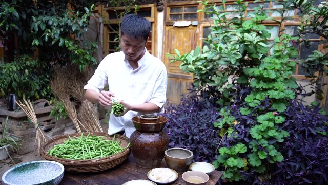 The dozens of acres of kidney beans in the village are ripe, and I picked a full basket. I will teach you the six ways of kidney beans.