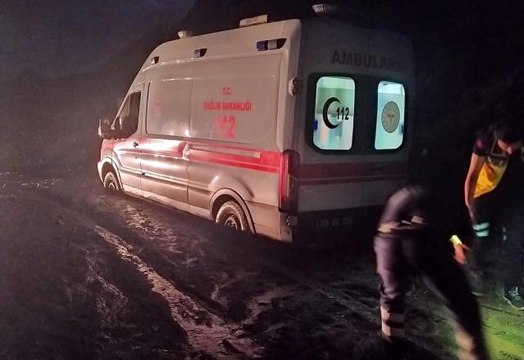 Yüksekova-Van karayolunda heyelan: Çok sayıda araç mahsur kaldı