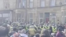 Vecinos de Glasgow impiden la detención de dos inmigrantes sin papeles