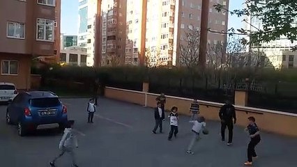 Fenerbahçeli yıldızdan çocuklarla mahalle maçı