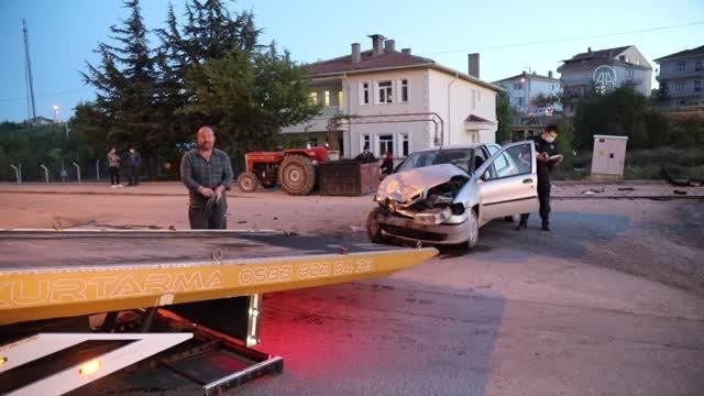 İki otomobil çarpıştı: 3 yaralı