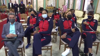 Orgullo dominicano: presidente Abinader entrega bandera nacional a Las Reinas del Caribe