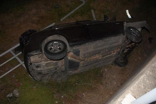 ŞARAMPOLE DEVRİLEN OTOMOBİLDE SIKIŞAN ARKADAŞINI BIRAKIP, KAÇTI