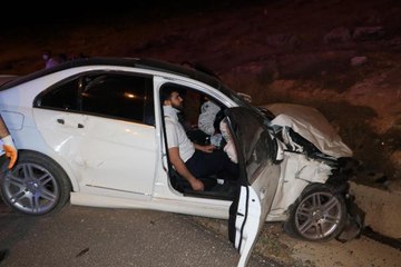 ŞANLIURFA'DA HAFİF TİCARİ ARAÇ İLE OTOMOBİL ÇARPIŞTI: 7 YARALI