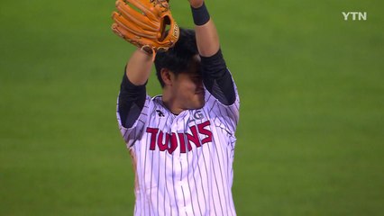 [영상] '엄지 척' LG 정주현의 슈퍼 캐치 / YTN
