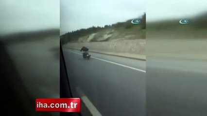 Motosiklet üzerinde tehlikeli yolculuk!