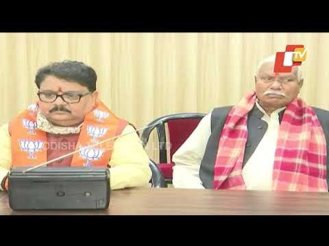 People Listening PM Narendra Modi’s Mann Ki Baat In Varanasi