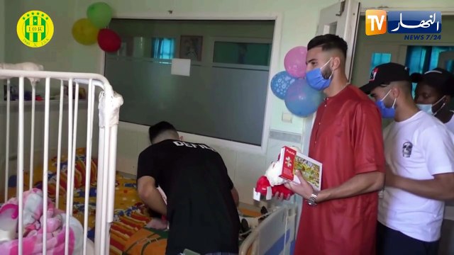 عناصر فريق شبيبة القبائل يزورون الأطفال المرضى بمستشفى تيزي وزو