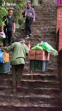 Cụ ông 70 tuổi mỗi ngày gánh hàng nặng 70kg lên chùa Đồng Yên Tử bán