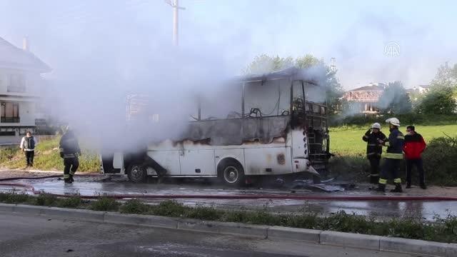 Park halindeyken yanan midibüs kullanılmaz hale geldi