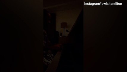 Lewis Hamilton al pianoforte