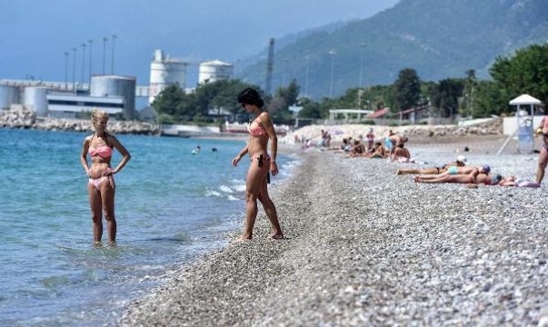 Konyaaltı Sahili, bayramın son günü de turistlerle doldu