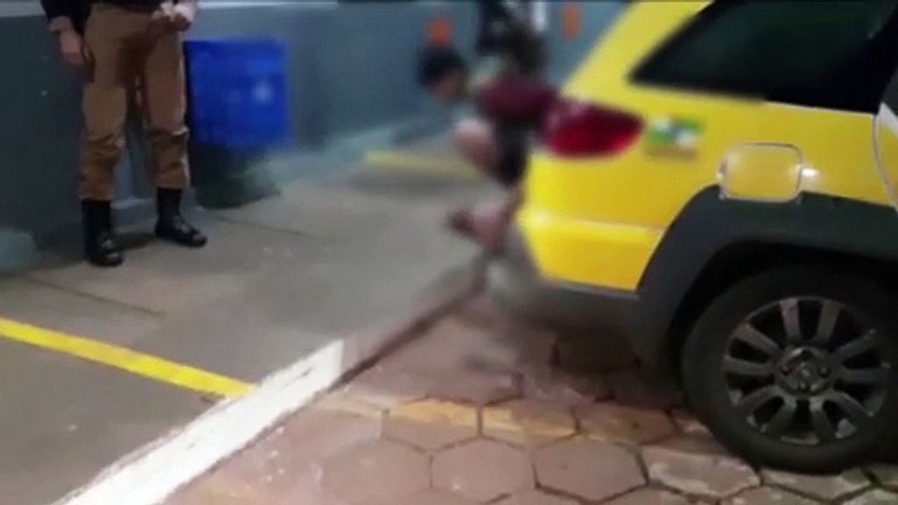 Quatro homens e uma mulher são em posse de drog...