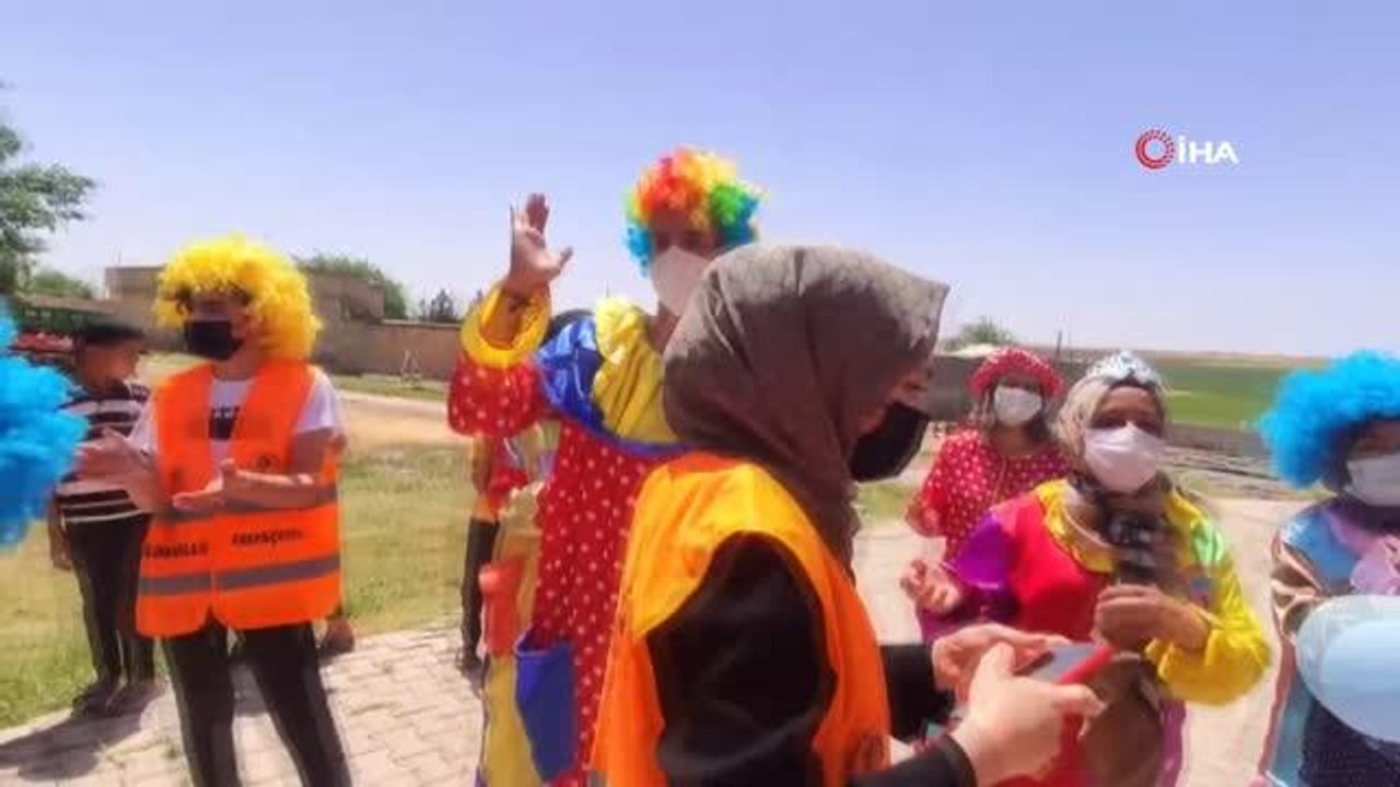 Gönüllü palyaçolar kırsaldaki çocuklara bayram sürprizi yaptı