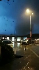 Lốc xoáy vùi dập 2 thành phố ở Trung Quốc