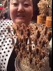 Canlı akrep şiş yiyen Çinli kadın!