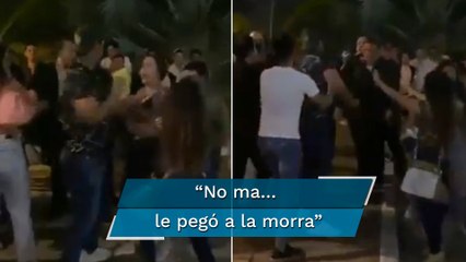 Hombre agrede a una joven y la derriba de un puñetazo afuera de un antro en Chiapas