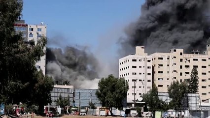 Скачать видео: El Ejército israelí destruye un edificio en Gaza que albergaba las oficinas de varios medios internacionales