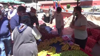 - Vali Aydoğdu semt pazarı esnafına ve vatandaşlara şeker ikram edip bayramlarını kutladı