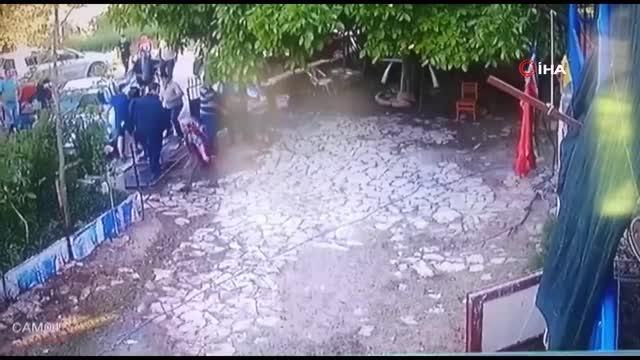 Son dakika! Ne bakıyorsun tartışması taşlı sopalı kavgaya dönüştü...O anlar kamerada