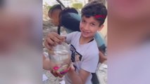 Son dakika haberleri... Gazze'deki saldırıda enkazdan akvaryumdaki balıkları kurtaran Filistinli çocukların sevinci kamerada