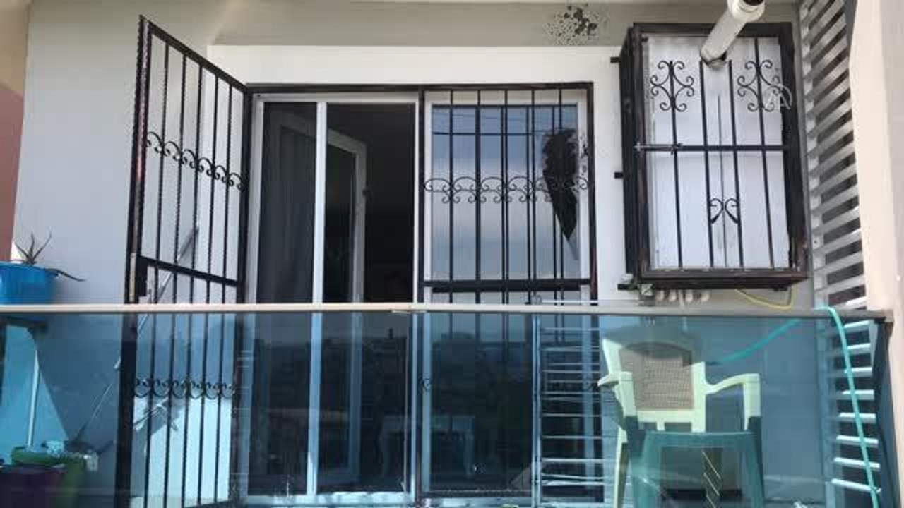 Evinde silahlı saldırıya uğrayan kadın ile eniştesinin kundaklandığı öne sürülen araçları yandı