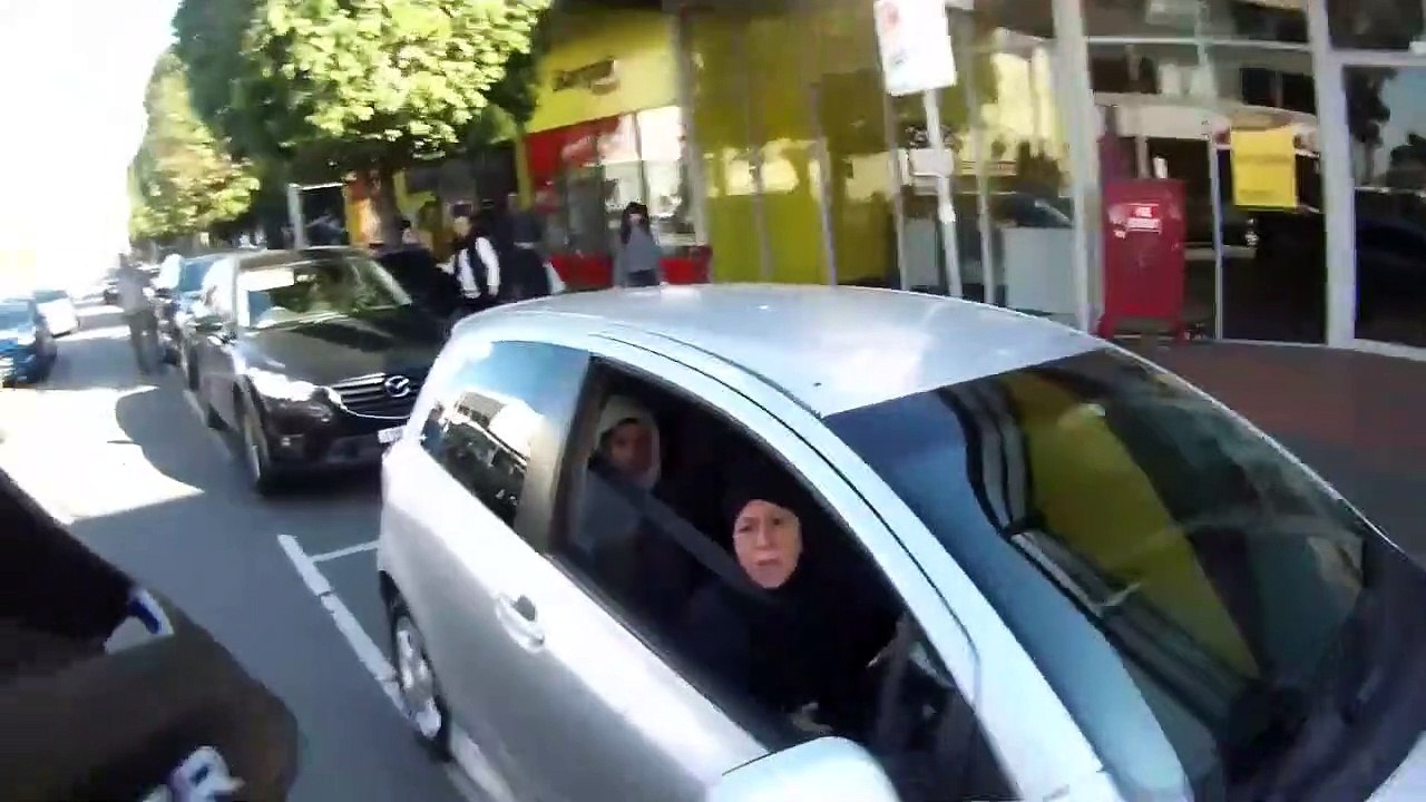 Un cycliste devient fou à cause d'une conductrice au téléphone qui a faillit le percuter