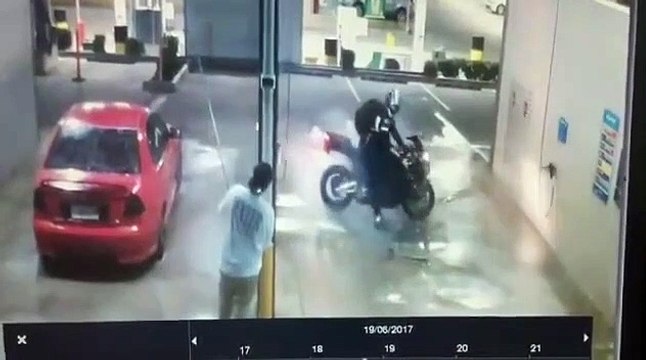 Ce biker s'amuse à la station de lavage et se prend une belle gamelle