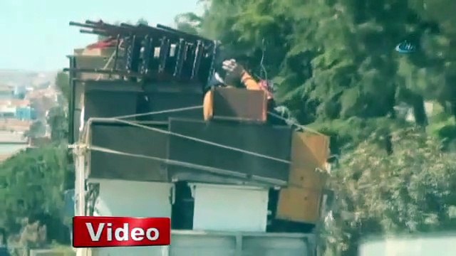 Kamyonet kasasında tehlikeli yolculuk