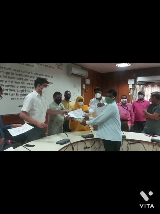 समाजसेवी ने की पहल, शहर के सफाईकर्मियों का सम्मान कर बढ़ाया हौसला
