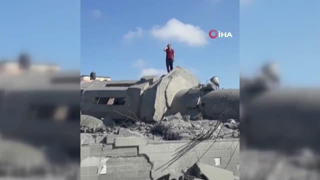 - İsrail'in saldırıları ezanı dindiremedi- Filistinli adam yıkılan caminin enkazına çıkarak ezan okudu