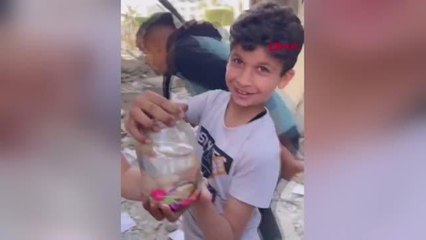 Gazze'deki saldırıda enkazdan akvaryumdaki balıkları kurtaran Filistinli çocukların sevinci kamerada