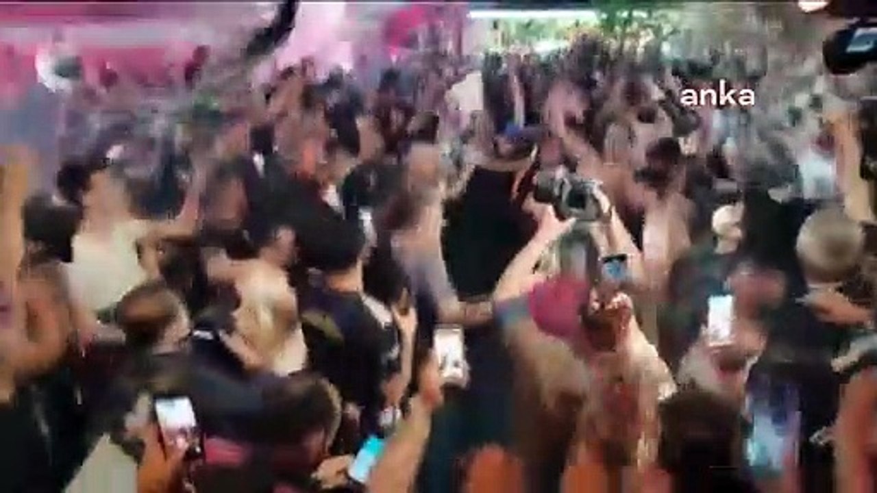 Beşiktaş’ın şampiyon olması, taraftarı sokağa döktü… Taraftar, pandemi dinlemedi sokakta kutlama yaptı…