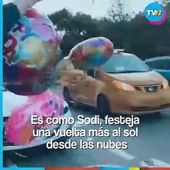 Camila Sodi festeja su cumpleaños en pleno vuelo