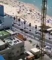 Momento en que cientos de personas evacúan las playas de Tel Aviv por ataques del grupo Hamás