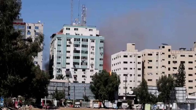 El Ejército israelí destruye un edificio en Gaza que albergaba las oficinas de varios medios internacionales