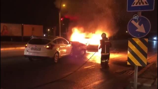 Yanan otomobil kullanılamaz hale geldi