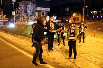 TEBRİK EDİP EVLERİNE GÖNDERDİ